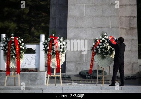 SHENYANG, CHINE - le 25 OCTOBRE 2022 - les citoyens, les étudiants et les descendants des martyrs posent des couronnes et des fleurs pour les martyrs au Cemete des martyrs de Shenyang Banque D'Images