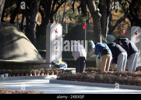 SHENYANG, CHINE - le 25 OCTOBRE 2022 - les citoyens, les étudiants et les descendants des martyrs posent des couronnes et des fleurs pour les martyrs au Cemete des martyrs de Shenyang Banque D'Images