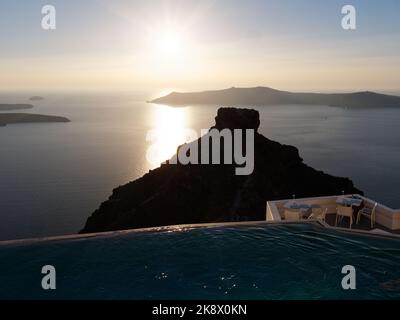 Cadre ensoleillé au-dessus de Thirasia avec le premier plan de Skaros Rock. Île des Cyclades de Santorin, Grèce. Banque D'Images