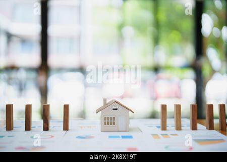 Maison modèle et bâton de bois, concept d'assurance Banque D'Images