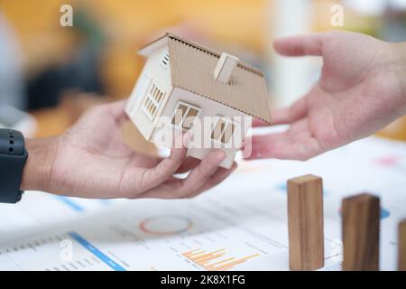 Maison modèle et bâton de bois, concept d'assurance Banque D'Images