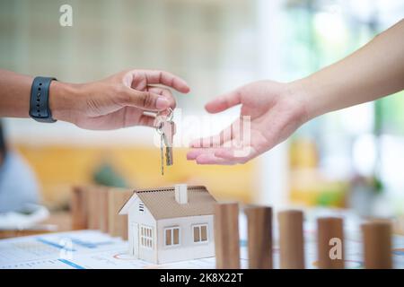 Maison modèle et bâton de bois, concept d'assurance Banque D'Images