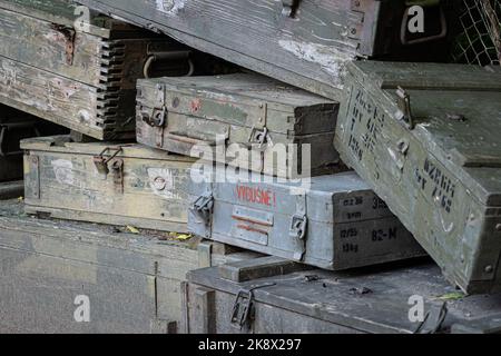 Une pile de vieilles boîtes vertes militaires en bois avec des munitions. Banque D'Images