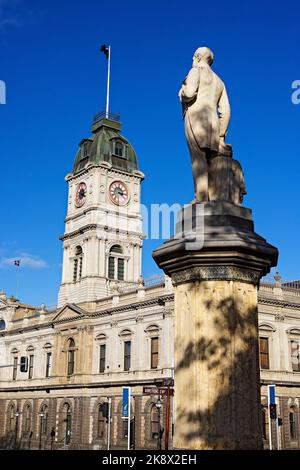 Ballarat Australie / vue extérieure de l'hôtel de ville de Ballarat vers 1872, et du monument Thomas Moore au premier plan. Banque D'Images