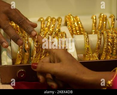 Les gens achètent des bijoux à l'occasion de Dhanteras avant le festival hindou de Diwali dans un magasin de bijoux à Agartala. Dhanteras, qui a lieu deux jours avant le festival hindou Diwali, est considéré comme un jour propice pour faire des achats. Tripura, Inde. Banque D'Images