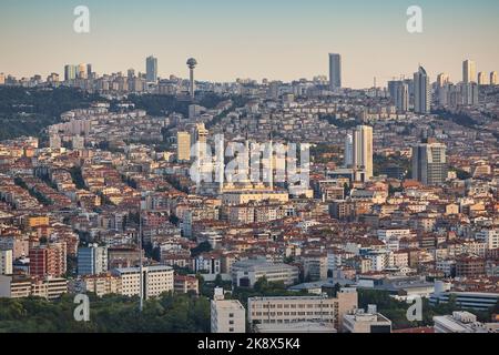 Horizon d'Ankara au coucher du soleil. Paysage urbain de la capitale turque. Turquie point de repère Banque D'Images