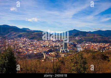 Bilbao, pays basque, Espagne - 26 janvier 2019 : vue panoramique de la ville de Bilbao en hiver depuis la colline d'Artxanda Banque D'Images