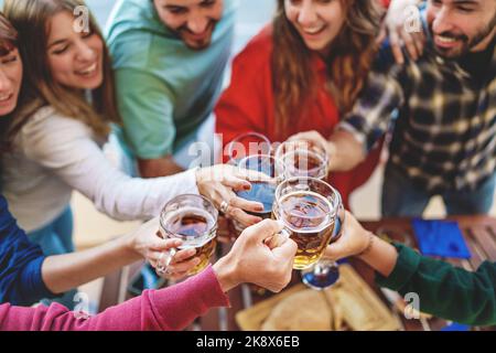Groupe d'amis du millénaire buvant et faisant griller de la bière au bar-restaurant de la brasserie - Friendship concept avec des jeunes s'amuser ensemble en plein air - Banque D'Images