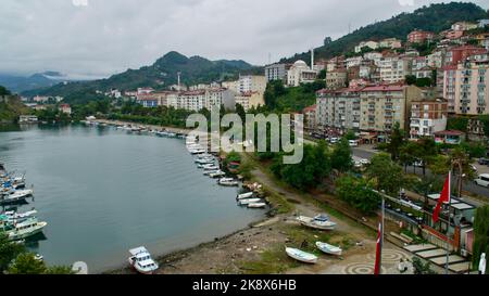 District de Tirebolu de la ville de Giresun sur la côte de la mer Noire de Turquie. Tirebolu est le centre du thé, de la noisette et du poisson anchois. TİREBOLU, GİRESUN, TURKE Banque D'Images