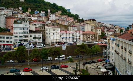 District de Tirebolu de la ville de Giresun sur la côte de la mer Noire de Turquie. Tirebolu est le centre du thé, de la noisette et du poisson anchois. TİREBOLU, GİRESUN, TURKE Banque D'Images