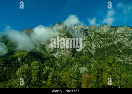 Les Alpes culminent début octobre. neige au sommet de la montagne. Photo de paysage de montagne. Région alpine Banque D'Images