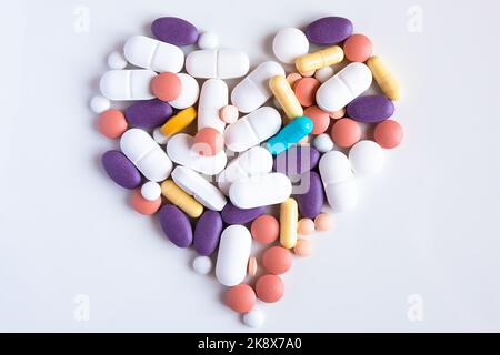 Arrière-plan de la pharmacie sur une table blanche. Pilules et capsules. Banque D'Images