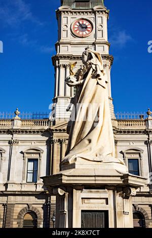 Ballarat Australie / vue extérieure de l'hôtel de ville de Ballarat vers 1872, et du monument Queen Victoria. Banque D'Images