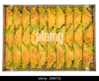 Sobiyet baklava avec pistache en plateau isolé sur fond blanc. Cuisine turque. Gros plan Banque D'Images