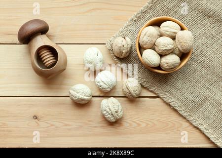 groupe noix vue de dessus sur table en bois avec casse-noisette. Noix et noix entières Banque D'Images