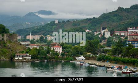 District de Tirebolu de la ville de Giresun sur la côte de la mer Noire de Turquie. Tirebolu est le centre du thé, de la noisette et du poisson anchois. TİREBOLU, GİRESUN, TURKE Banque D'Images