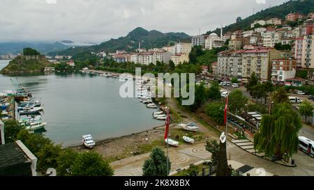 District de Tirebolu de la ville de Giresun sur la côte de la mer Noire de Turquie. Tirebolu est le centre du thé, de la noisette et du poisson anchois. TİREBOLU, GİRESUN, TURKE Banque D'Images