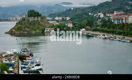 District de Tirebolu de la ville de Giresun sur la côte de la mer Noire de Turquie. Tirebolu est le centre du thé, de la noisette et du poisson anchois. TİREBOLU, GİRESUN, TURKE Banque D'Images