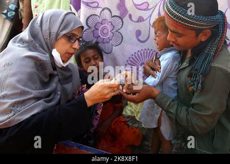 Karachi. 24th octobre 2022. Un agent de santé marque le doigt d'un enfant après avoir administré le vaccin contre la polio lors d'une campagne de vaccination dans la ville portuaire de Karachi, dans le sud du Pakistan, le 24 octobre 2022. Une campagne de vaccination contre la polio d'une semaine a débuté lundi au Pakistan. Credit: STR/Xinhua/Alay Live News Banque D'Images