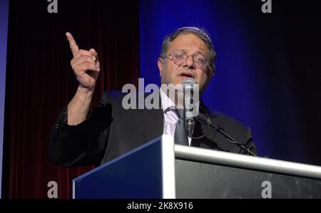 Le législateur d'extrême-droite Itamar Ben-Gvir, chef du parti politique Otzma Yehudit (puissance juive), s'adresse à ses partisans lors d'une campagne électorale dans un centre culturel de 23 octobre 2022 à tel-Aviv, Israël. Les sondages d’opinion montrent un soutien significatif au parti sionisme religieux qui s’est associé à la puissance juive d’extrême-droite, en prévision des élections parlementaires prévues pour l’1 novembre. Banque D'Images