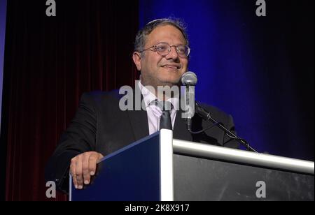 Le législateur d'extrême-droite Itamar Ben-Gvir, chef du parti politique Otzma Yehudit (puissance juive), s'adresse à ses partisans lors d'une campagne électorale dans un centre culturel de 23 octobre 2022 à tel-Aviv, Israël. Les sondages d’opinion montrent un soutien significatif au parti sionisme religieux qui s’est associé à la puissance juive d’extrême-droite, en prévision des élections parlementaires prévues pour l’1 novembre. Banque D'Images