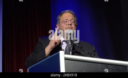 Le législateur d'extrême-droite Itamar Ben-Gvir, chef du parti politique Otzma Yehudit (puissance juive), s'adresse à ses partisans lors d'une campagne électorale dans un centre culturel de 23 octobre 2022 à tel-Aviv, Israël. Les sondages d’opinion montrent un soutien significatif au parti sionisme religieux qui s’est associé à la puissance juive d’extrême-droite, en prévision des élections parlementaires prévues pour l’1 novembre. Banque D'Images