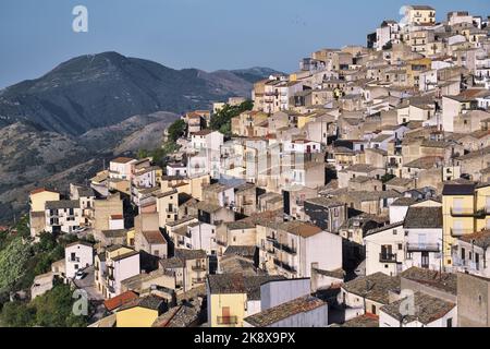 Village de Prizzi à flanc de colline, dans l'ouest de la Sicile, en Italie Banque D'Images
