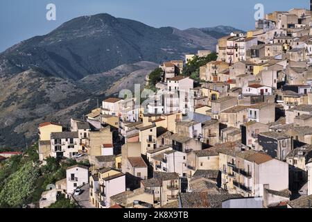 Village de Prizzi à flanc de colline, dans l'ouest de la Sicile, en Italie Banque D'Images