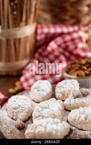 Biscuits siciliens aux amandes - pâtes aux amandes. Dessert traditionnel du sud de l'Italie. Photo de haute qualité. Copier l'espace Banque D'Images