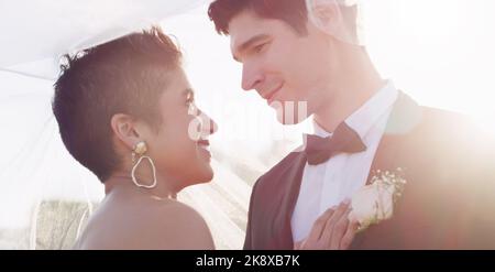 Je savais que vous aviez été spécialement conçu pour moi. Un jeune couple affectueux et jeune, partageant un moment intime tout en se couvrant d'un voile sur leur Banque D'Images