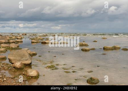 Rocky plage de la mer Baltique en Lettonie Banque D'Images