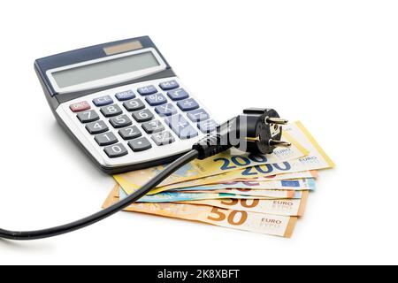 Le concept d'économie d'énergie avec prise électrique, calculatrice et euro Money isolée sur fond blanc. Banque D'Images