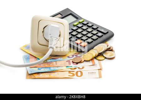 Le concept d'économie d'énergie avec prise électrique, calculatrice et euro Money isolée sur fond blanc. Banque D'Images