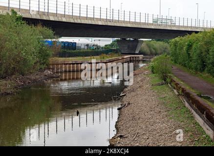 Le pont Mersey Gateway traverse le canal Sankey qui souffre de faibles niveaux d'eau après la fermeture de la centrale de Fiddlers Ferry. Banque D'Images