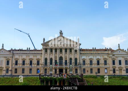 Extérieur de la Villa Pisani à Stra, dans la province de Venise, Vénétie, Italie, le long de la Riviera del brenta Banque D'Images