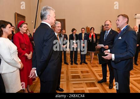 Vilnius, Lituanie. 25th octobre 2022. Diana Nausediene, épouse de la Lituanie Présidente Gitanas Nauseda, Reine Mathilde de Belgique, Lituanie Président Gitanas Nauseda, Roi Philippe - Filip de Belgique, FEB-VBO Président Bart de Smet et Vidmantas Jalulevicius, Président de la Confédération lituanienne des industriels photographié lors de la visite officielle du couple royal belge en République de Lituanie, mardi 25 octobre 2022, à Vilnius. BELGA PHOTO DIRK WAEM crédit: Belga News Agency/Alay Live News Banque D'Images