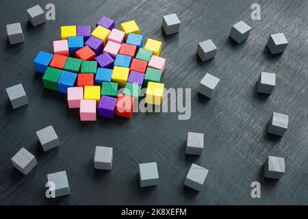 Concept d'intégration, de diversité et d'inclusion. Cubes multicolores entourés de cubes gris. Banque D'Images