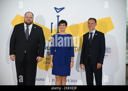 Président du Parlement croate Gordan Jandrokovic, Le Président de la Verkhovna Rada d'Ukraine Ruslan Stefanchuk et le Président de la Chambre des députés du Parlement de la République tchèque Marketa Pekarova Adamova lors de l'arrivée au Premier Sommet parlementaire de la plate-forme internationale de la Crimée à la Bibliothèque nationale et universitaire de Zagreb, Croatie sur 25 octobre 2022. Photo: Davor Puklavec/PIXSELL Banque D'Images