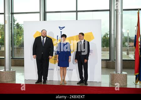 Président du Parlement croate Gordan Jandrokovic, Le Président de la Verkhovna Rada d'Ukraine Ruslan Stefanchuk et le Président de la Chambre des députés du Parlement de la République tchèque Marketa Pekarova Adamova lors de l'arrivée au Premier Sommet parlementaire de la plate-forme internationale de la Crimée à la Bibliothèque nationale et universitaire de Zagreb, Croatie sur 25 octobre 2022. Photo: Davor Puklavec/PIXSELL Banque D'Images