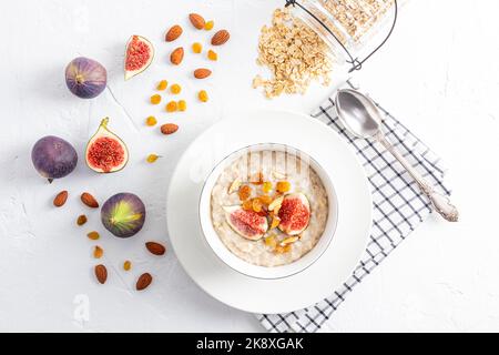 Petit-déjeuner avec porridge à flocons d'avoine décoré de figues et de bananes Banque D'Images