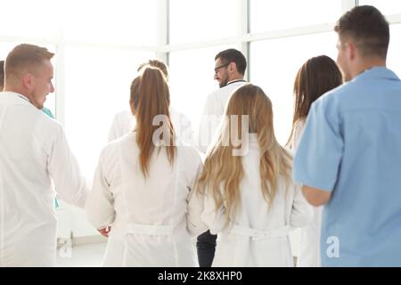 groupe de médecins discutant de quelque chose qui se tient dans le hall de l'hôpital Banque D'Images