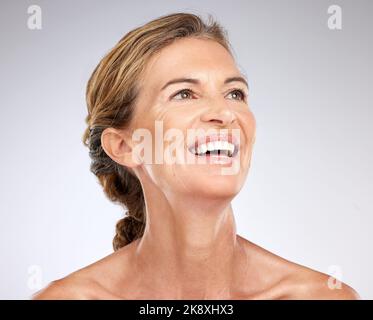 Soin de la peau, beauté et visage de la femme heureuse senior pensant à la dermatologie, le botox facial ou les cosmétiques sur fond de maquette studio. Face Banque D'Images