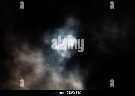 Portland, Dorset, Royaume-Uni. 25th octobre 2022. La lune glisse devant le soleil dans une éclipse partielle visible au Royaume-Uni. Cette vue est de Portland, Dorset sur la très lointaine côte sud. Crédit : Peter Lophan/Alay Live News Banque D'Images