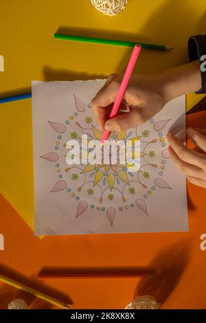 Page de coloriage antistress pour femme. Femme peinture main mandala. Femme peinture mandalas pour combattre le stress. Détente passe-temps bien-être mental et art thérapie. Femme peint le dessin, processus méditatif de colorier les pages. Expression de soi par l'art Banque D'Images