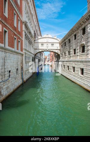 Pont des Soupirs au-dessus du canal Rio Di Palazzo, voie navigable romantique pour les gondoles, Venise, Italie. Banque D'Images