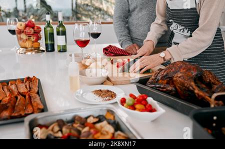 Préparer le repas de Thanksgiving parfait. Un couple prépare un repas de Thanksgiving à la maison. Banque D'Images