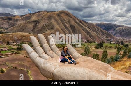 Une femme au point de vue Mirador de Cielo Punku à Huaro, Cusco, Pérou. Ce point de vue se compose de deux mains qui descendent dans la vallée. Banque D'Images