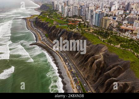 Vue aérienne de la ville de Miraflores, de la falaise et du haut chemin de la Costa Verde à Lima, Pérou. Banque D'Images