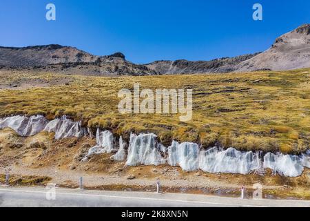 Vue aérienne des parois de glace de Jaruma juste à côté de la route Arequipa à Chivay dans les Andes péruviennes. Banque D'Images