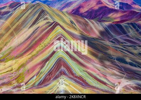 Vue aérienne des montagnes Rainbow (Montana de Siete Colores) au Pérou avec Vinicunca au centre. Banque D'Images